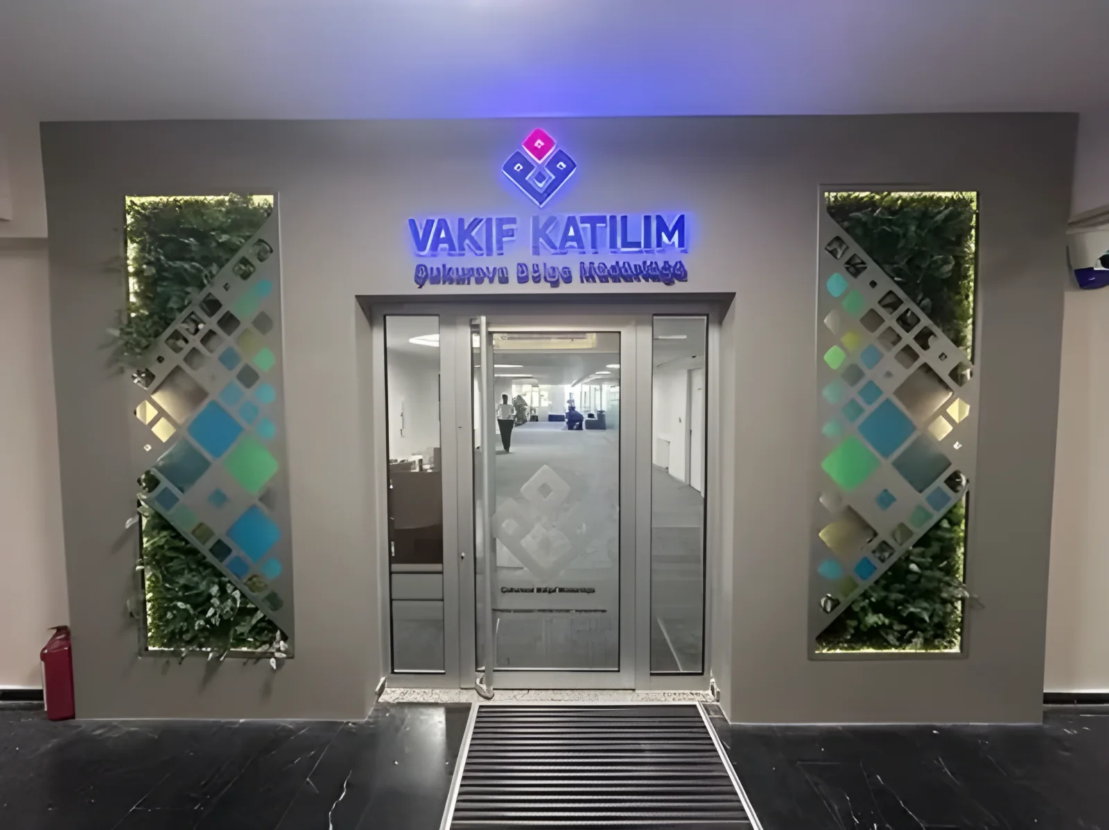 Dikey bahçe ve desenli cam panellerle Vakıf Katılım bölge müdürlüğü girişi