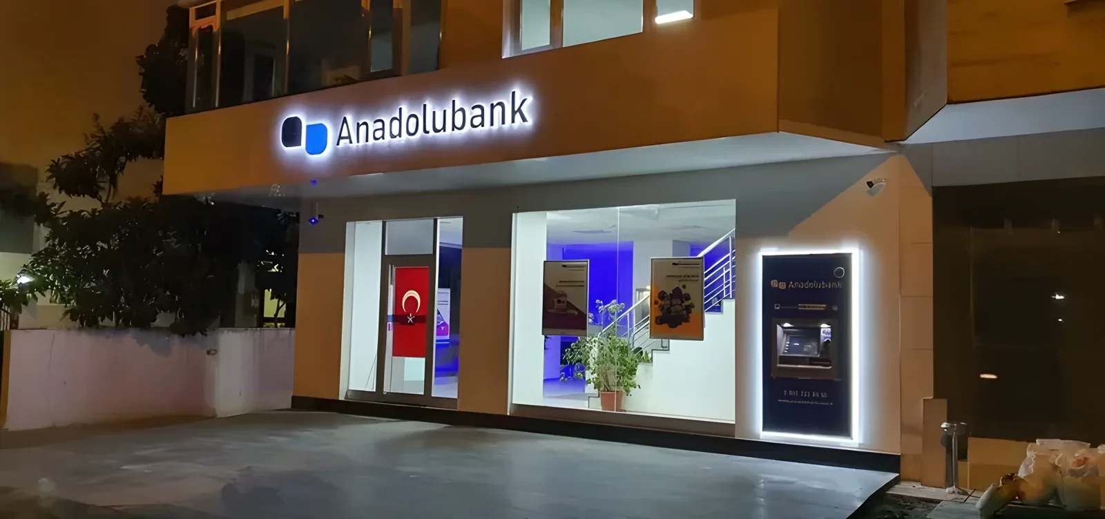 Ahşap kaplamalı Anadolubank şube cephesi, gece