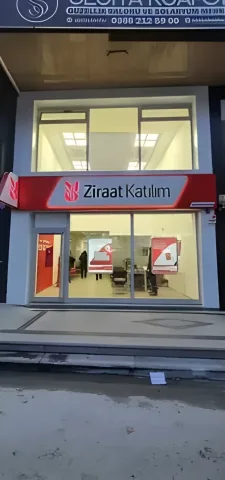 Kırmızı tabelalı Ziraat Katılım şube cephesi