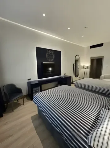 İki yataklı konaklama odası ve TV ünitesi