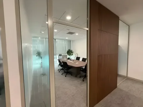 Ahşap kaplama ve cam bölmeyle ayrılan toplantı odası, TKBB AK Ofis İstanbul