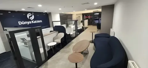 Lacivert koltuklu müşteri bekleme alanı