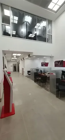 Yüksek tavanlı şube holü ve gişe masaları