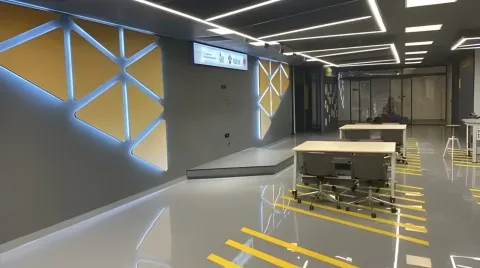 Işıklı üçgen duvar panelleri ve atölye masaları
