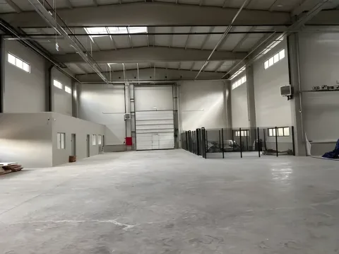 Seksiyonel kapılı üretim holü ve hol içindeki ofis kabinleri