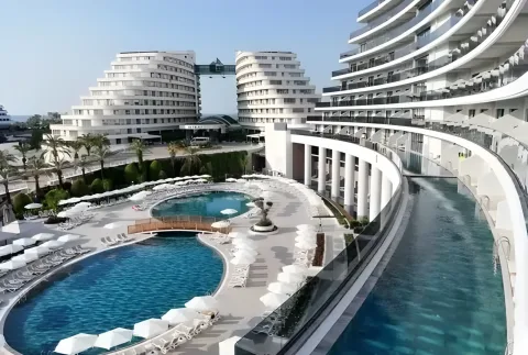 Miracle Resort Hotel’in kavisli blokları ve havuz alanı, Antalya